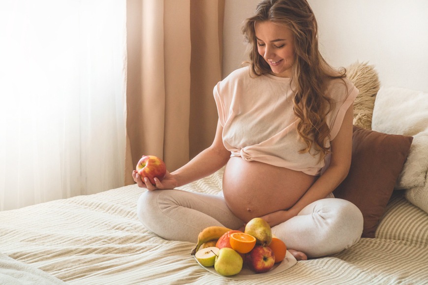 How to Eat Healthy When You’re Pregnant and Traveling